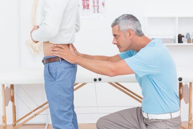 chiropratico-che-esegue-regolazione-spinale-su-paziente